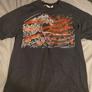 Black and red great wave short sleeved shirt